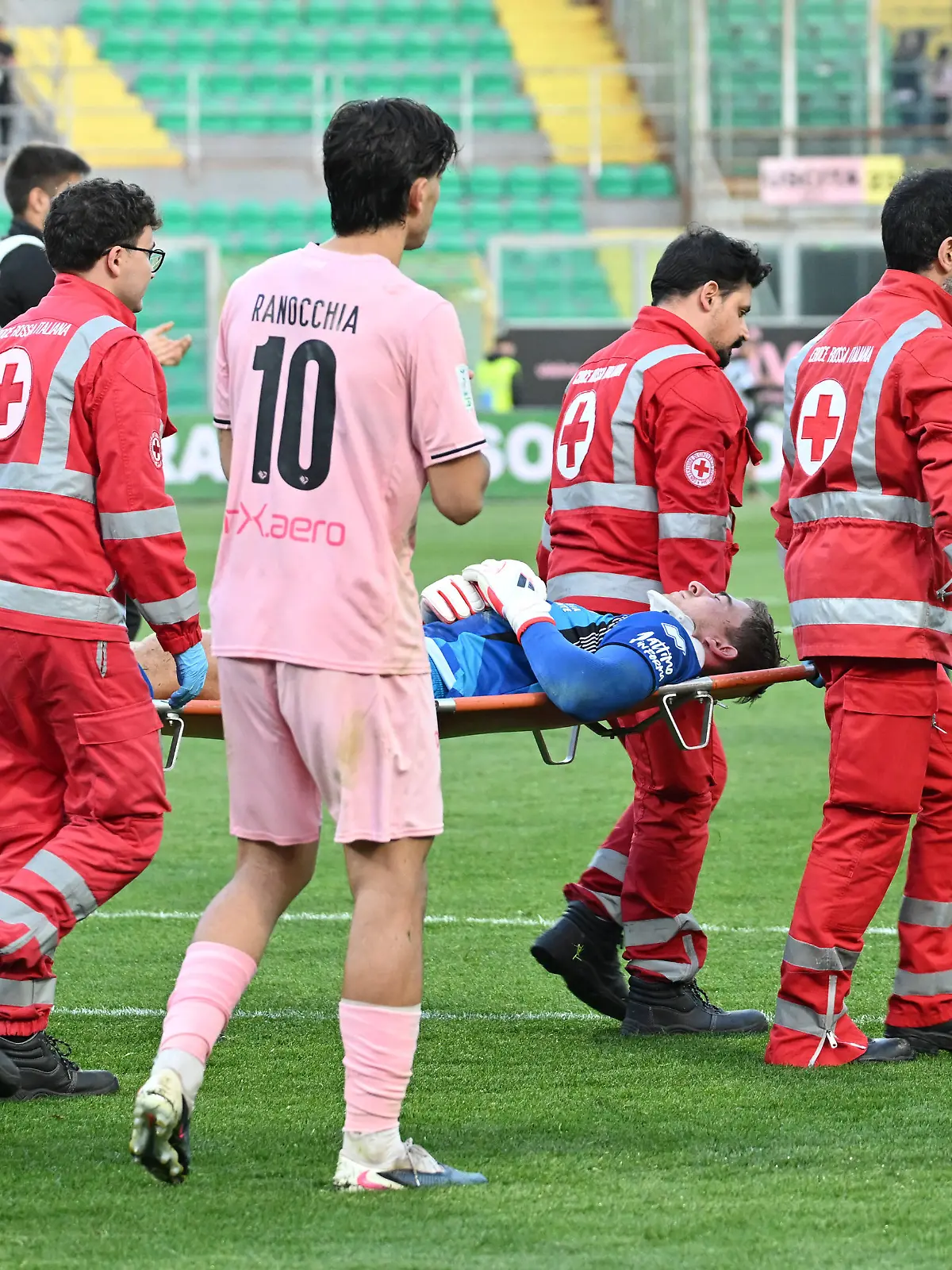 Jonathan Klinsmann wird verletzt vom Platz getragen