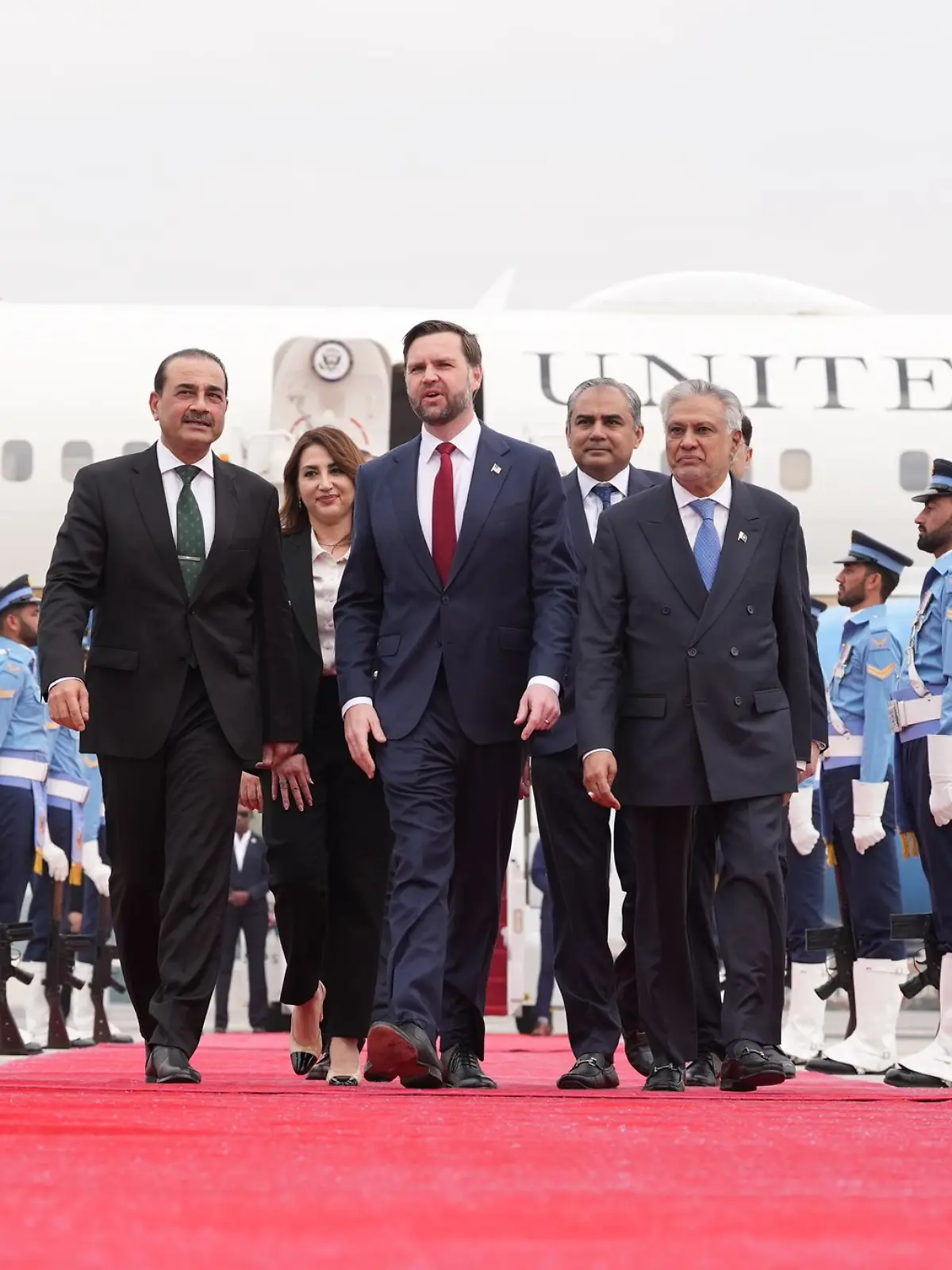 Die US-Delegation um JD Vance landete auf einem Luftwaffenstützpunkt nahe der Hauptstadt Islamabad.