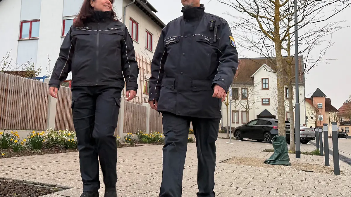 Angela Koller (l) und Tim Hepe gehen als Freiwillige Polizeihelfer Streife durch den Rodgauer Stadtteil Dudenhofen. Ihr Schwerpunkt liegt in der Prävention. Sie sind Ansprechpartner für Bürger. (zu dpa: «Freiwillige Polizeihelfer: Mehr Nähe zu Bürgern») +++ dpa-Bildfunk +++