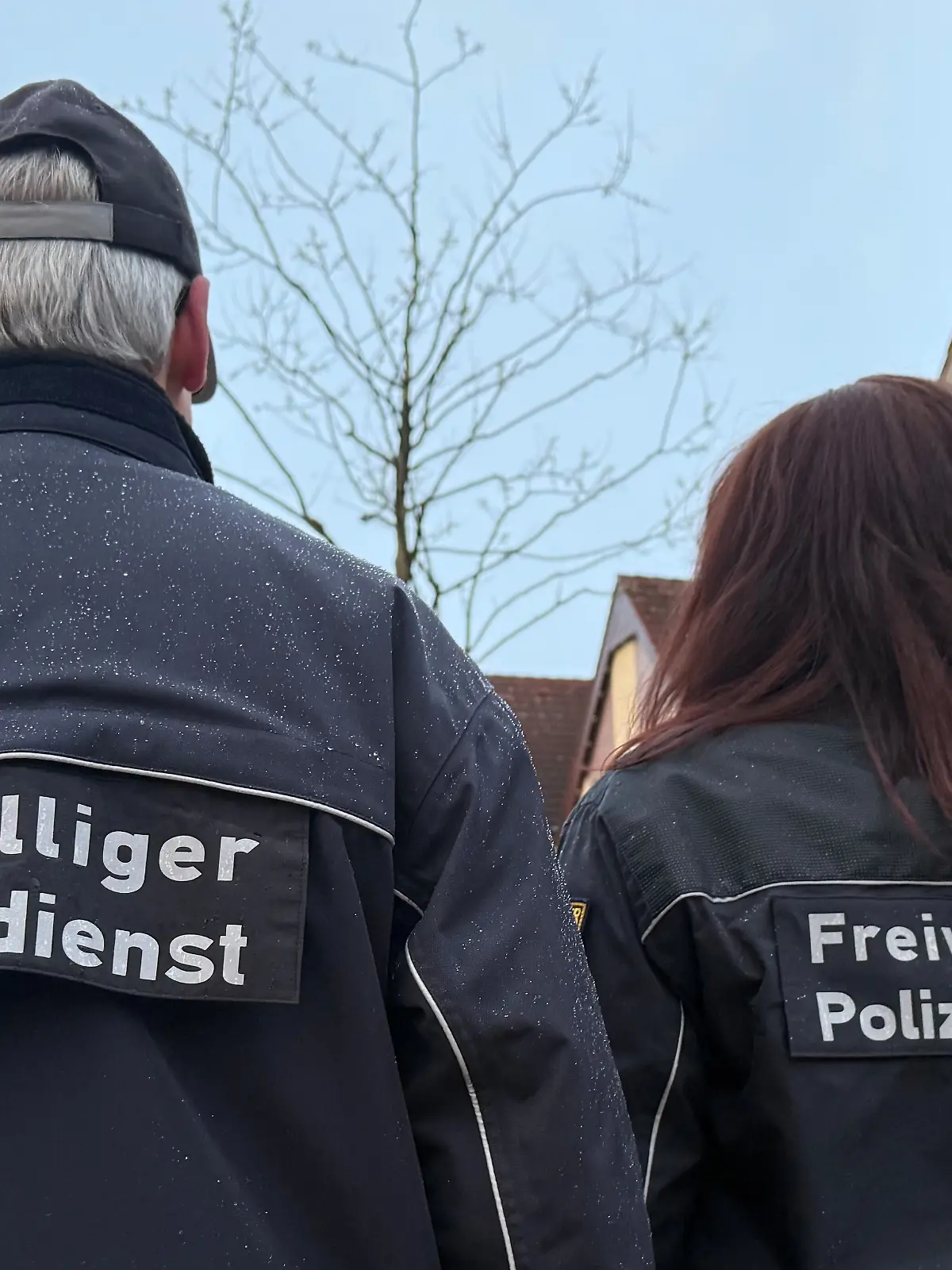 Freiwillige Polizeihelfer sind mit Uniformen ausgestattet, auf denen der Aufdruck «Freiwilliger Polizeidienst» zu lesen ist. (zu dpa: «Freiwillige Polizeihelfer: Mehr Nähe zu Bürgern») +++ dpa-Bildfunk +++