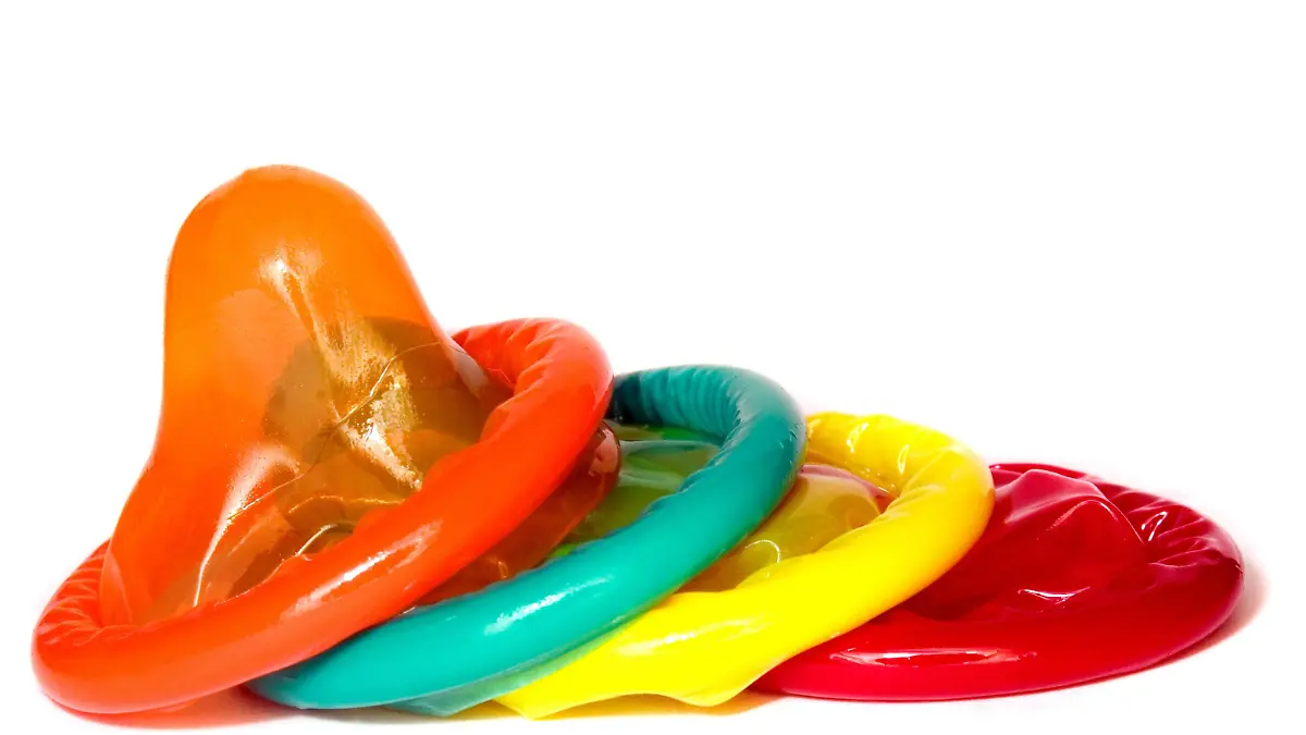Kondome in einer Reihe, uebereinander liegend | condoms in a row, one upon the other