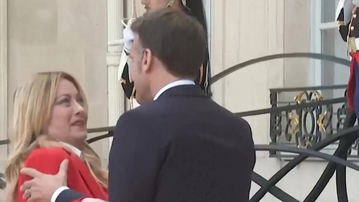 Ihr Blick spricht Bände! Macron verkuschelt sich bei Italiens Meloni Kuschel-Attacke geht viral