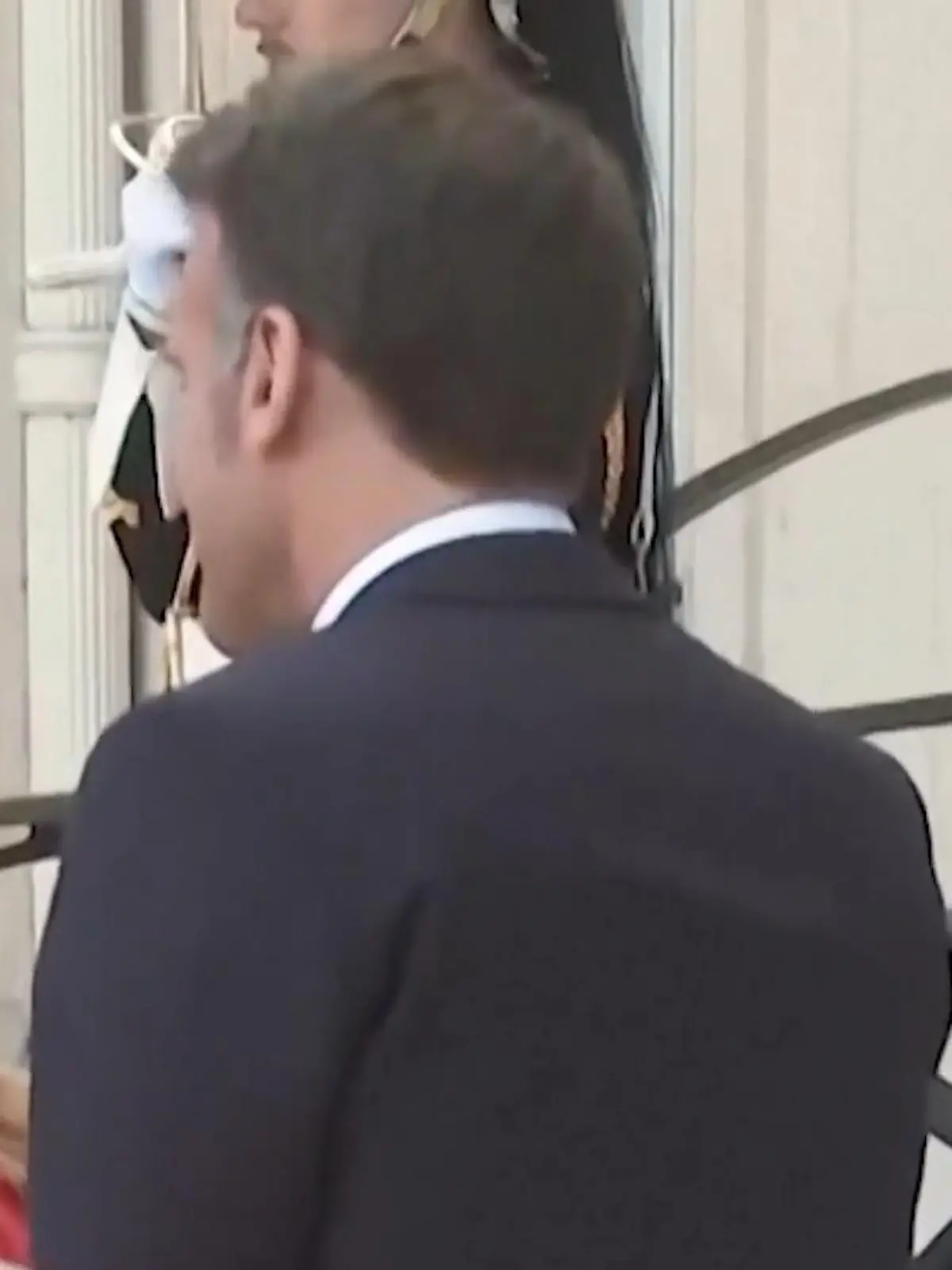 Bild zu: "Ihr Blick spricht Bände! Macron verkuschelt sich bei Italiens Meloni"