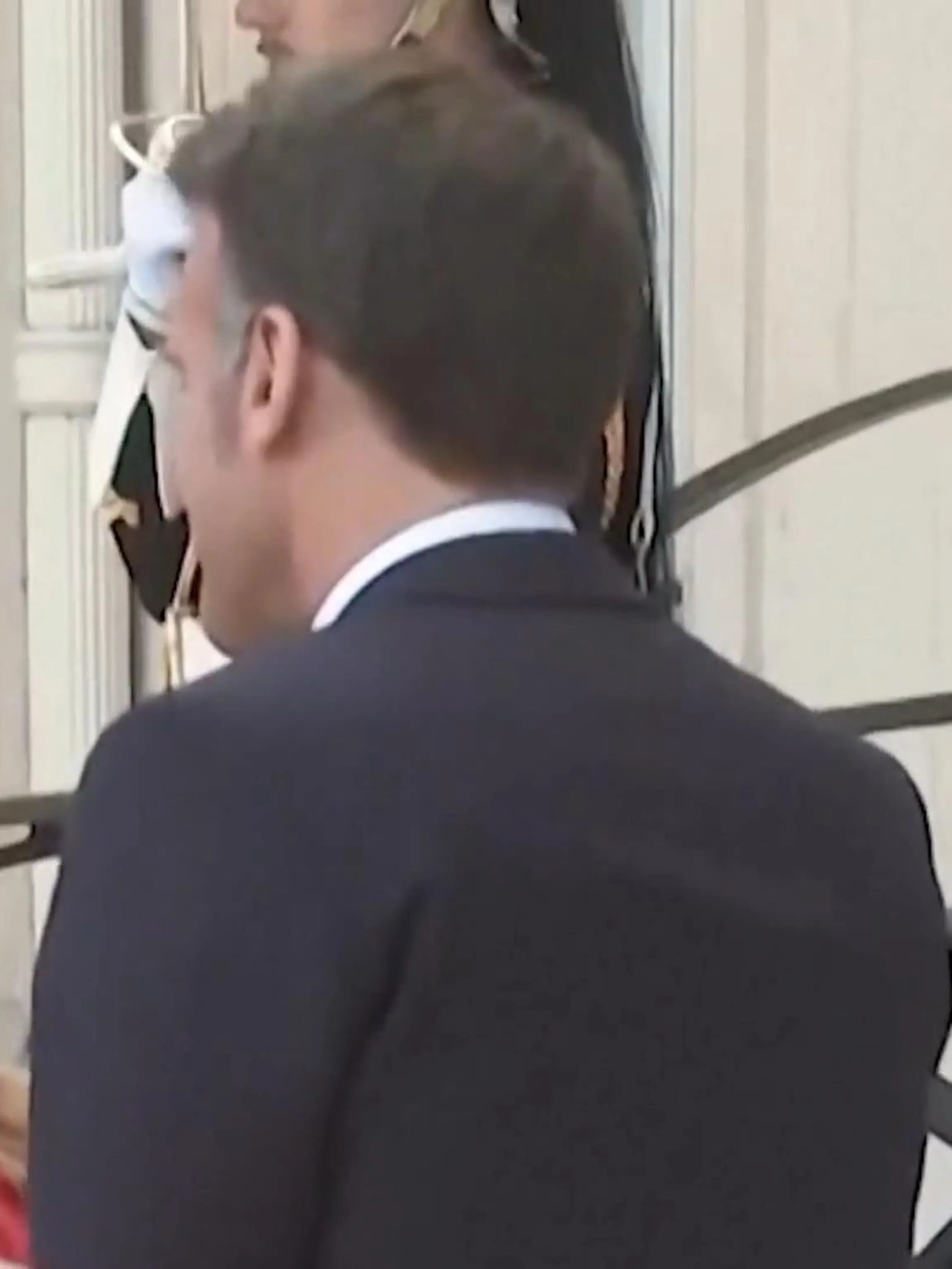 Bild zu: "Ihr Blick spricht Bände! Macron verkuschelt sich bei Italiens Meloni"