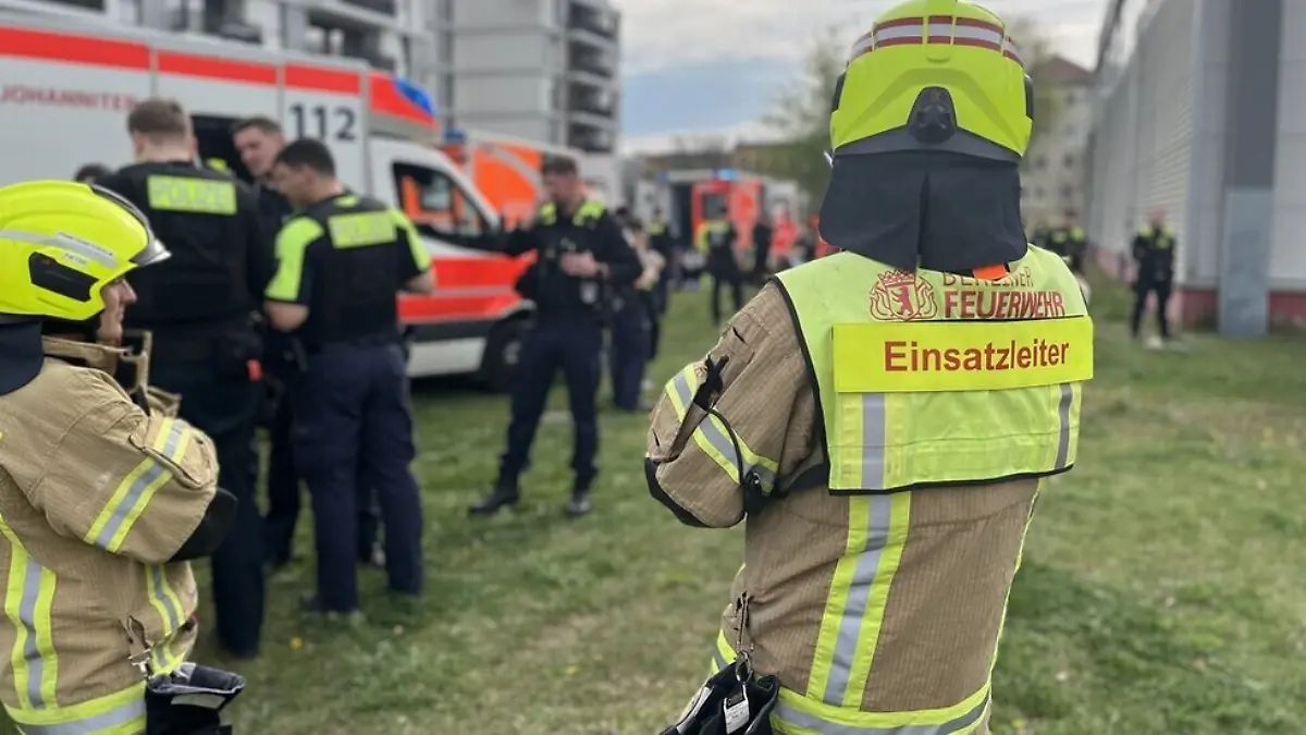 Feuerwehr und Polizei sind im Stadtteil Prenzlauer Berg im Einsatz. Nach dem Ende eines Boxkampfes war dort ein Streit eskaliert. Es kam zu Handgreiflichkeiten und zum Einsatz von Reizgas. Die Feuerwehr versorgte mehrere Verletzte. +++ dpa-Bildfunk +++