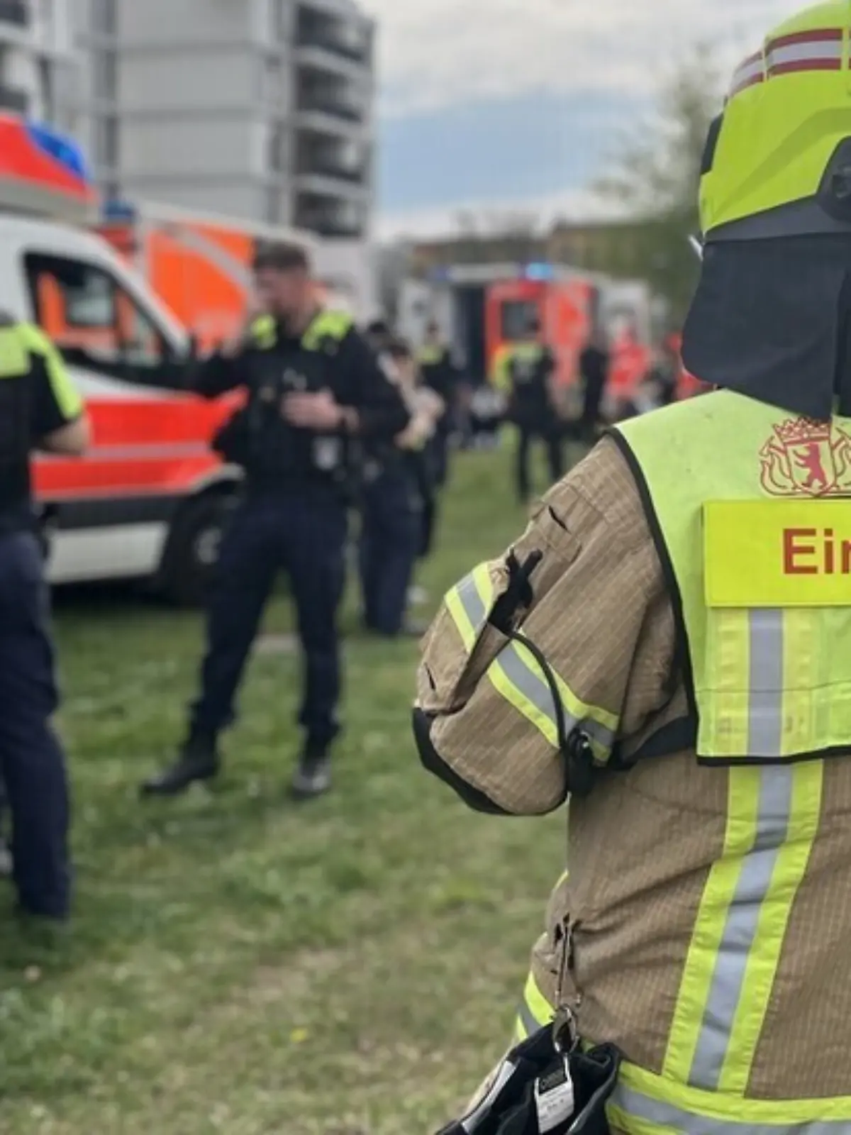 Feuerwehr und Polizei sind im Stadtteil Prenzlauer Berg im Einsatz. Nach dem Ende eines Boxkampfes war dort ein Streit eskaliert. Es kam zu Handgreiflichkeiten und zum Einsatz von Reizgas. Die Feuerwehr versorgte mehrere Verletzte. +++ dpa-Bildfunk +++