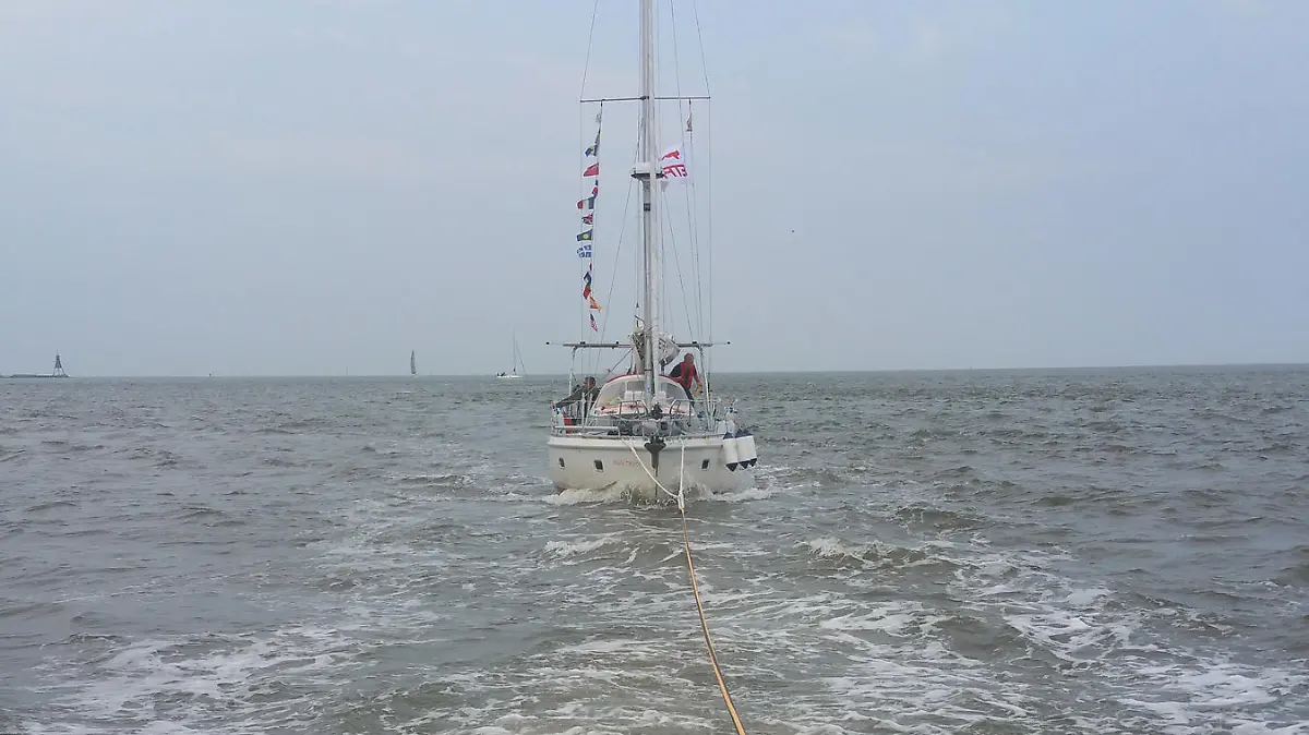 Die Seenotretter der Station Cuxhaven sind einer Segelyacht zu Hilfe gekommen, die auf der letzten Etappe eines einjährigen Segeltöns ausgerechnet vor dem Anlaufen des ersten deutschen Hafens den Propeller verloren hat.