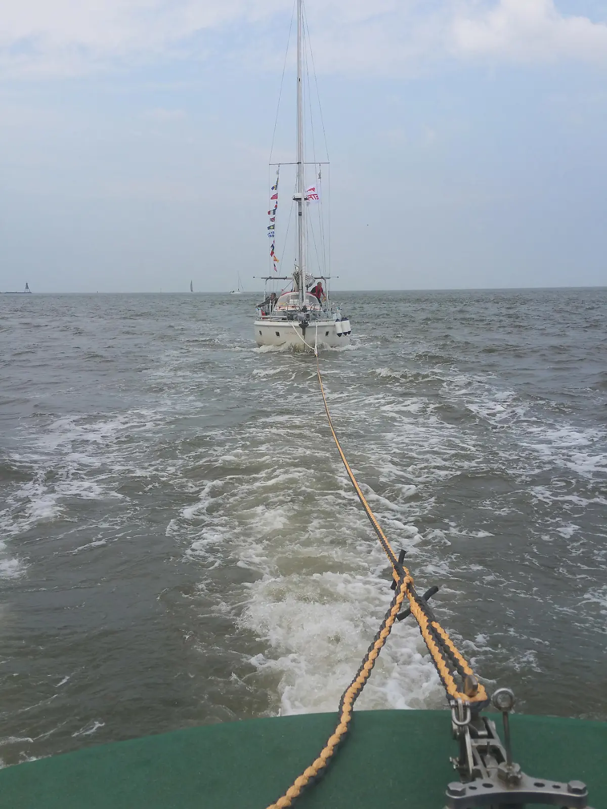 Die Seenotretter der Station Cuxhaven sind einer Segelyacht zu Hilfe gekommen, die auf der letzten Etappe eines einjährigen Segeltöns ausgerechnet vor dem Anlaufen des ersten deutschen Hafens den Propeller verloren hat.
