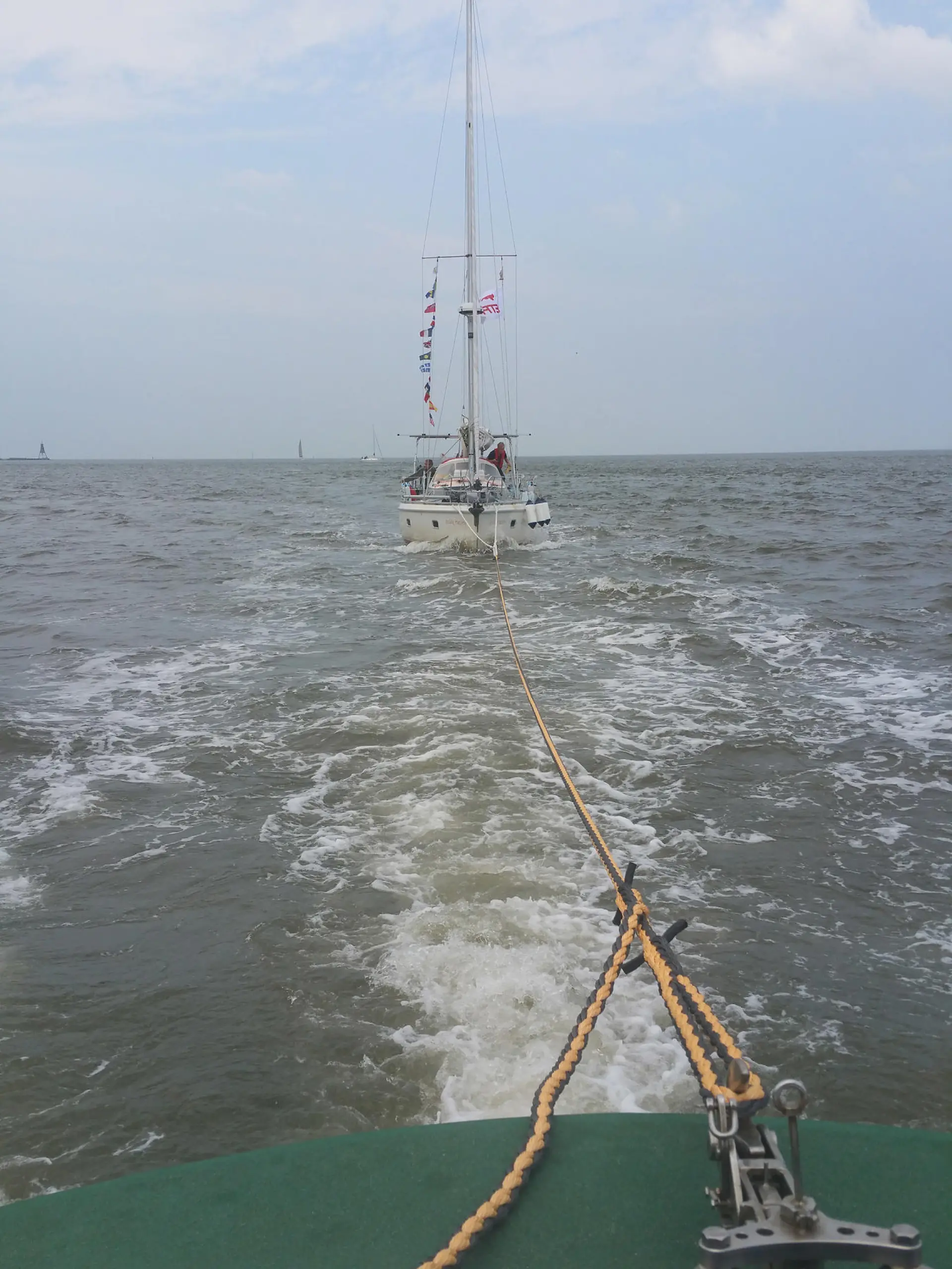 Die Seenotretter der Station Cuxhaven sind einer Segelyacht zu Hilfe gekommen, die auf der letzten Etappe eines einjährigen Segeltöns ausgerechnet vor dem Anlaufen des ersten deutschen Hafens den Propeller verloren hat.