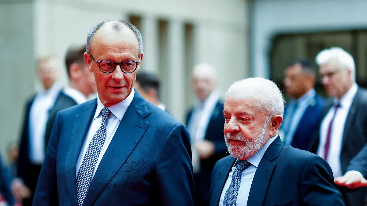Bundeskanzler Friedrich Merz (CDU, r) und Brasiliens Präsident Luiz Inácio Lula da Silva kommen zu der Eröffnung der Hannover Messe.