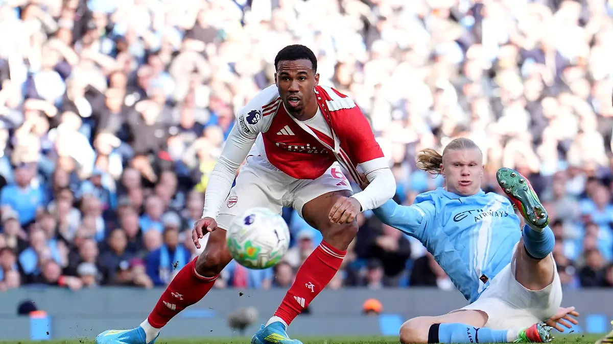 Erling Haaland (r) erzielte das Siegtor für Manchester City im Topspiel gegen Arsenal.