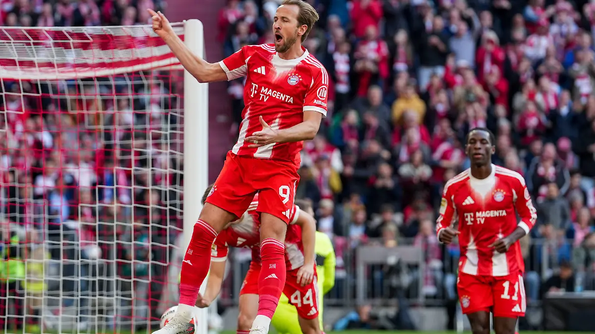 Fussball: Deutschland: 1. Bundesliga 2025/2026 - 30. Spieltag, 19.04.2026 - FC Bayern München vs. VfB Stuttgart Allianz Arena, München Torjubel nach dem Tor von Harry Kane 9, FC Bayern München zum 4:1, Tor FC Bayern München *** Soccer Germany 1 Bundesliga 2025 2026 Matchday 30, 19 04 2026 FC Bayern Munich vs VfB Stuttgart Allianz Arena, Munich Goal celebration after the goal by Harry Kane 9, FC Bayern Munich to 4 1, goal FC Bayern Munich Copyright: xValentinxDomgjonix