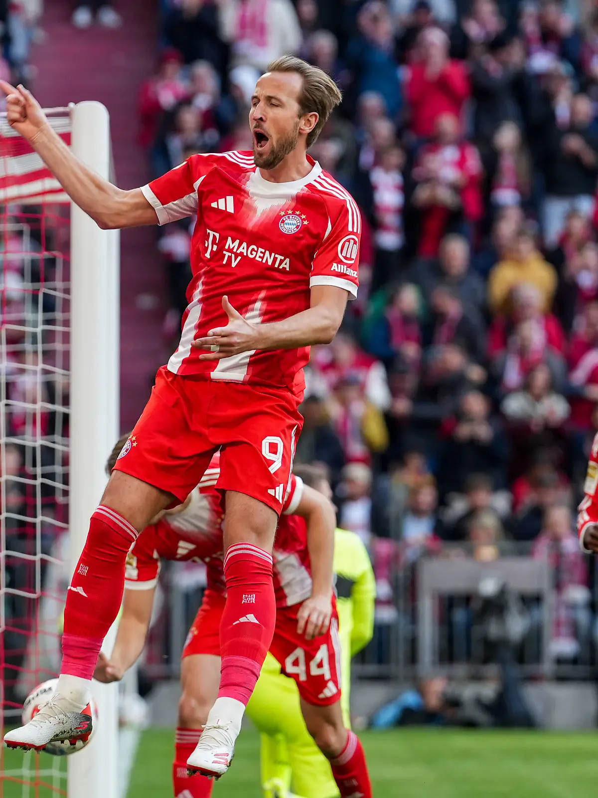 Fussball: Deutschland: 1. Bundesliga 2025/2026 - 30. Spieltag, 19.04.2026 - FC Bayern München vs. VfB Stuttgart Allianz Arena, München Torjubel nach dem Tor von Harry Kane 9, FC Bayern München zum 4:1, Tor FC Bayern München *** Soccer Germany 1 Bundesliga 2025 2026 Matchday 30, 19 04 2026 FC Bayern Munich vs VfB Stuttgart Allianz Arena, Munich Goal celebration after the goal by Harry Kane 9, FC Bayern Munich to 4 1, goal FC Bayern Munich Copyright: xValentinxDomgjonix