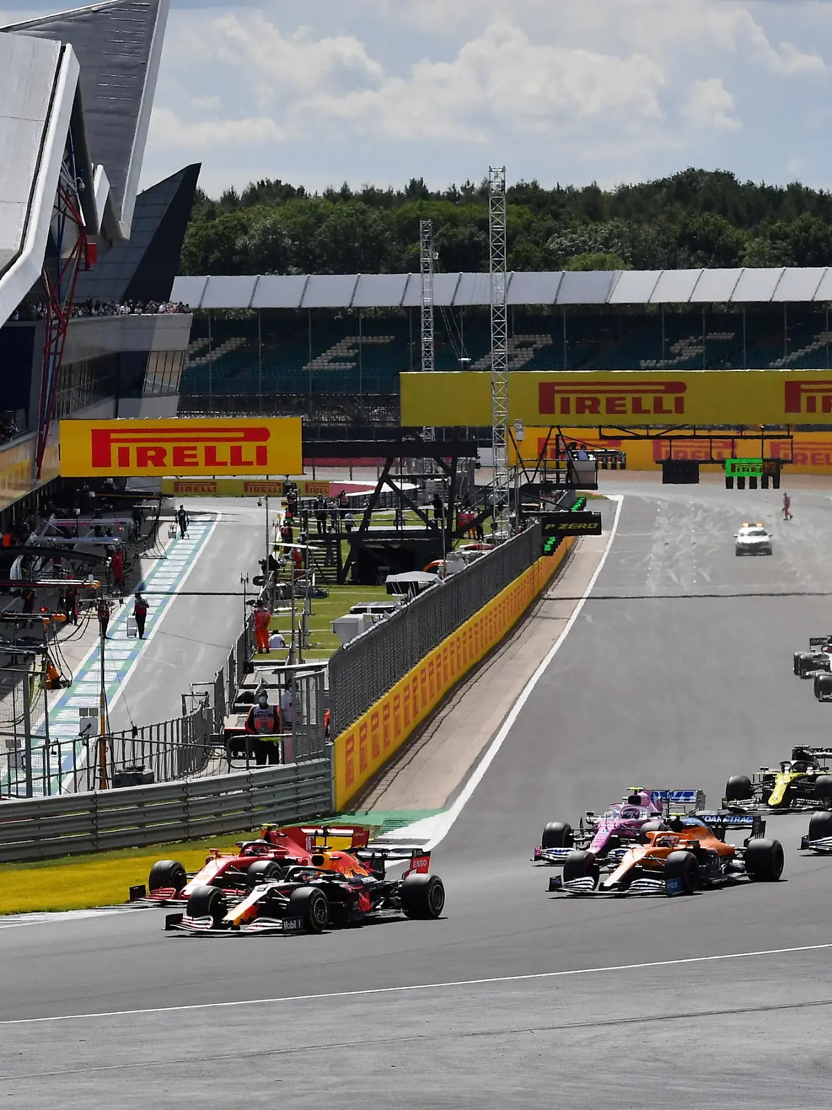 FILE PHOTO: Formula One F1 - British Grand Prix - Silverstone Circuit, Silverstone, Britain - August 2, 2020 General view at the start of the race Pool via REUTERS/Ben Stansall/File Photo