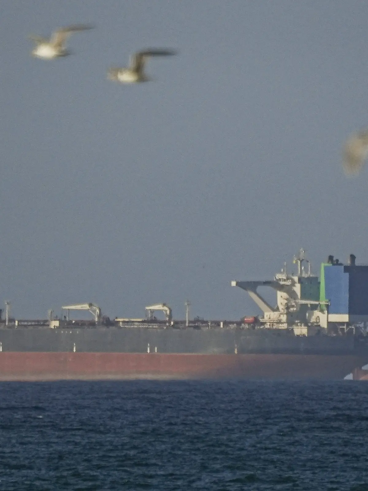 Ship traffic resumes at Strait of Hormuz following US-Iran ceasefire OMAN - APRIL 8: A ship waits to pass through the Strait of Hormuz following the two-week temporary ceasefire between the US and Iran, which is conditional on the opening of the strait, in Oman on April 8, 2026. Shipping traffic remained at low levels, reported. Shadi J. H. Alassar / Anadolu Oman Oman. Editorial use only. Please get in touch for any other usage. PUBLICATIONxNOTxINxTURxUSAxCANxUKxJPNxITAxFRAxAUSxESPxBELxKORxRSAxHKGxNZL Copyright: x2026xAnadoluxShadixJ.xH.xAlassarx