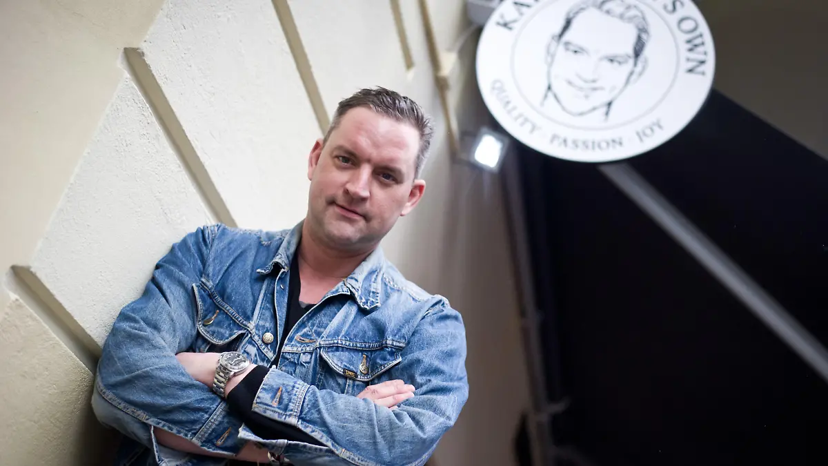 Der Schauspieler und Gastronom Christian Kahrmann posiert am 08.04.2014 vor einem Schild am Eingang seines Cafes «Kahrmanns Own» in Berlin. Er war der Benny Beimer in der Vorabend-Serie "Lindenstraße". Heute hat Schauspieler Christian Kahrmann neben seinen Jobs vor der Kamera ein Cafe in Berlin. Foto: Daniel Naupold/dpa (zu dpa-Korr. "Das Leben nach der «Lindenstraße»" vom 14.04.2014)