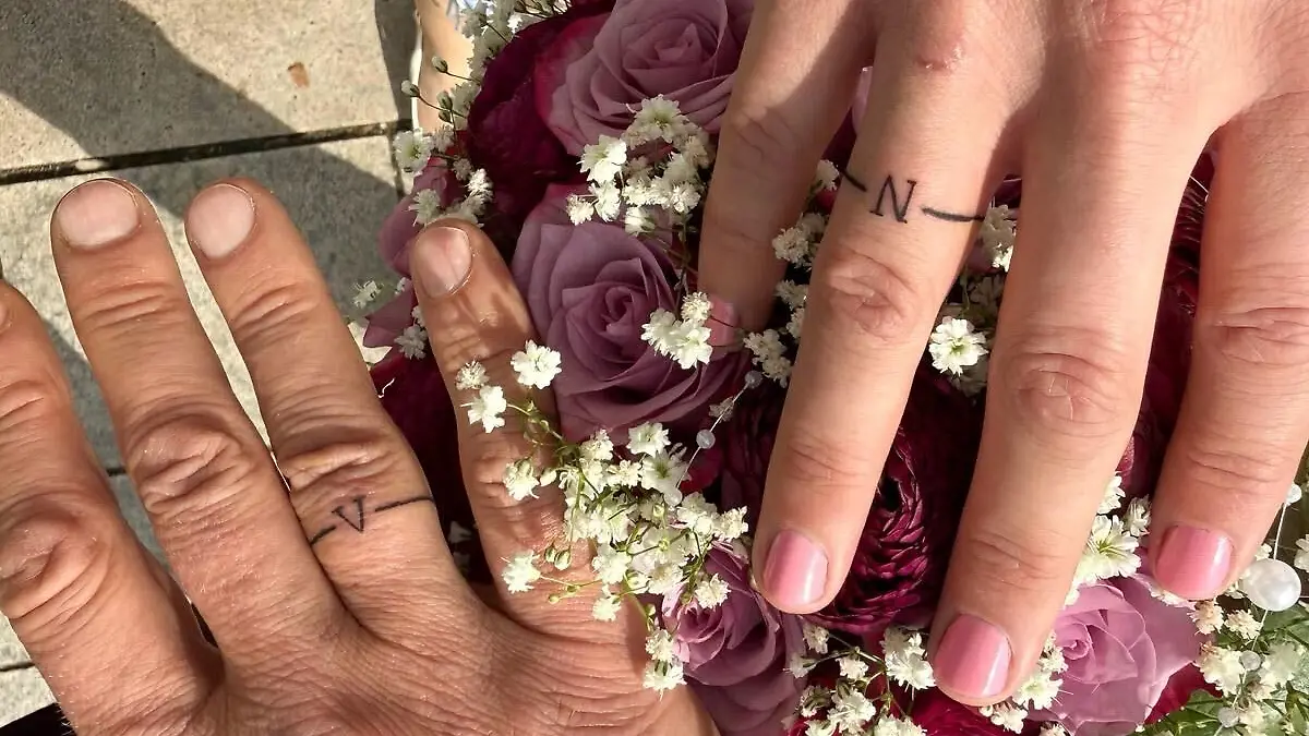 Nico Schwanz und seine Frau Dodi tragen die Hochzeitsringe als Tattoos
