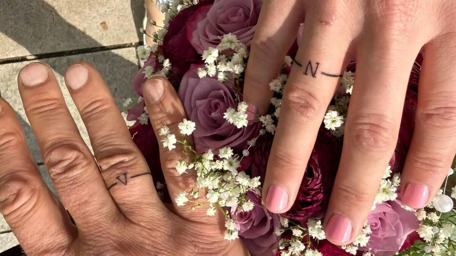 Nico Schwanz und seine Frau Dodi tragen die Hochzeitsringe als Tattoos