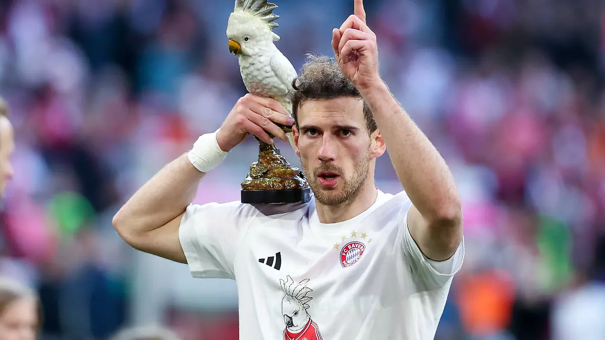 Leon Goretzka 8 FC Bayern Muenchen feiert die Meisterschaft mit den Fans und mit dem Kakadu-Maskotchen auf der Schulter, FC Bayern Muenchen vs. VfB Stuttgart, Fussball, Maenner, Bundesliga, Saison 2025/2026, Rueckrunde, 30. Spieltag, 19.04.2026 DFB regulations prohibit any use of photographs as image sequences and/or quasi-video Muenchen Bayern Deutschland *** Leon Goretzka 8 FC Bayern Muenchen celebrates the championship with the fans and with the cockatoo mascot on his shoulder, FC Bayern Muenchen vs VfB Stuttgart, Football, Men, Bundesliga, Season 2025 2026, Second round, Matchday 30, 19 04 2026 DFB regulations prohibit any use of photographs as image sequences and or quasi video Muenchen Bayern Germany Copyright: xkolbert-press/MartinxAgüerax