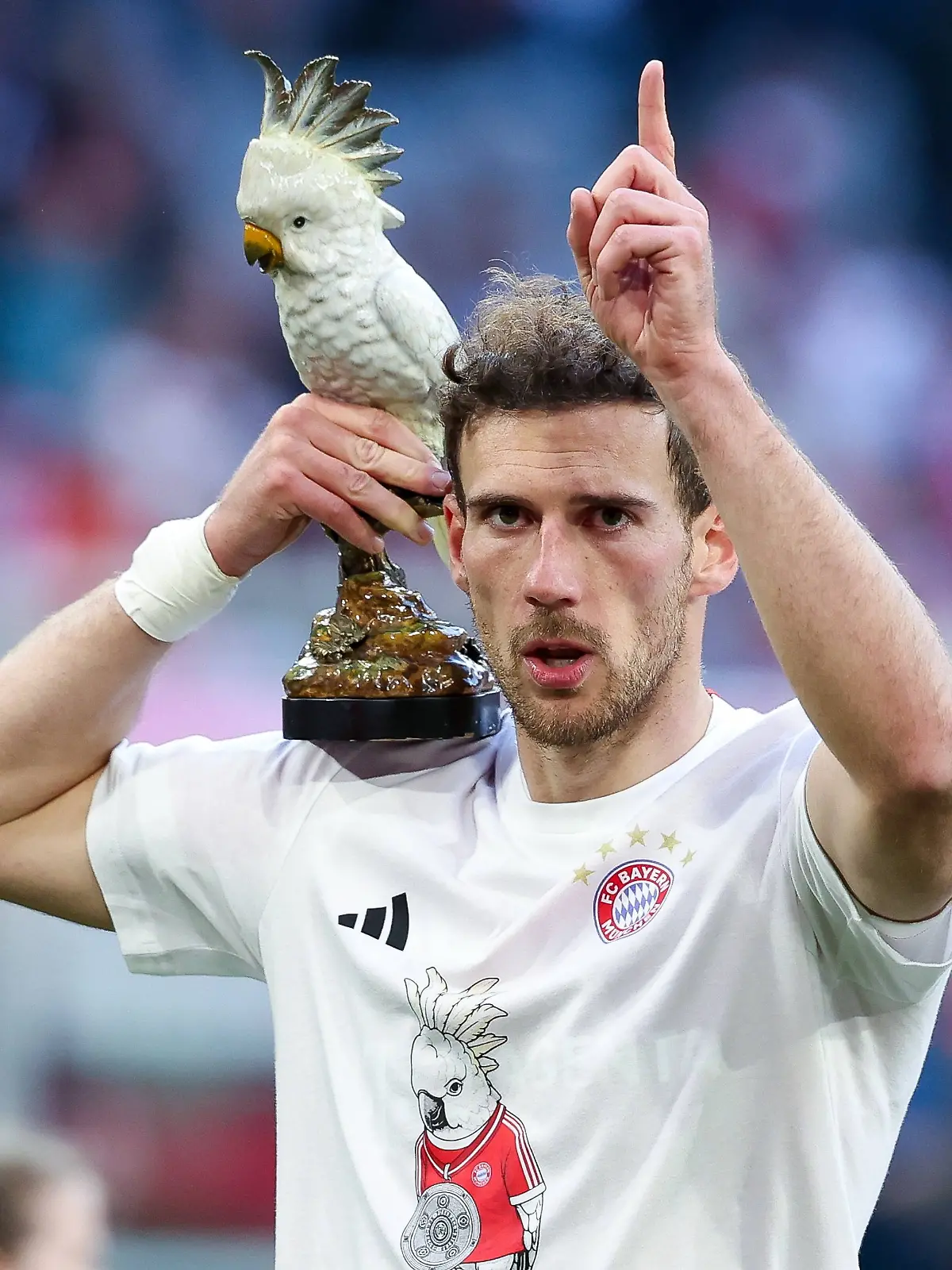 Leon Goretzka 8 FC Bayern Muenchen feiert die Meisterschaft mit den Fans und mit dem Kakadu-Maskotchen auf der Schulter, FC Bayern Muenchen vs. VfB Stuttgart, Fussball, Maenner, Bundesliga, Saison 2025/2026, Rueckrunde, 30. Spieltag, 19.04.2026 DFB regulations prohibit any use of photographs as image sequences and/or quasi-video Muenchen Bayern Deutschland *** Leon Goretzka 8 FC Bayern Muenchen celebrates the championship with the fans and with the cockatoo mascot on his shoulder, FC Bayern Muenchen vs VfB Stuttgart, Football, Men, Bundesliga, Season 2025 2026, Second round, Matchday 30, 19 04 2026 DFB regulations prohibit any use of photographs as image sequences and or quasi video Muenchen Bayern Germany Copyright: xkolbert-press/MartinxAgüerax