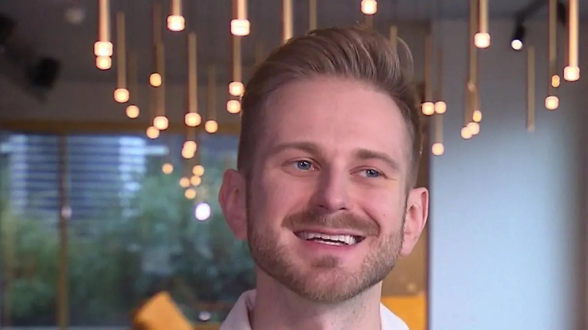 Albert lächelnd im Interview.