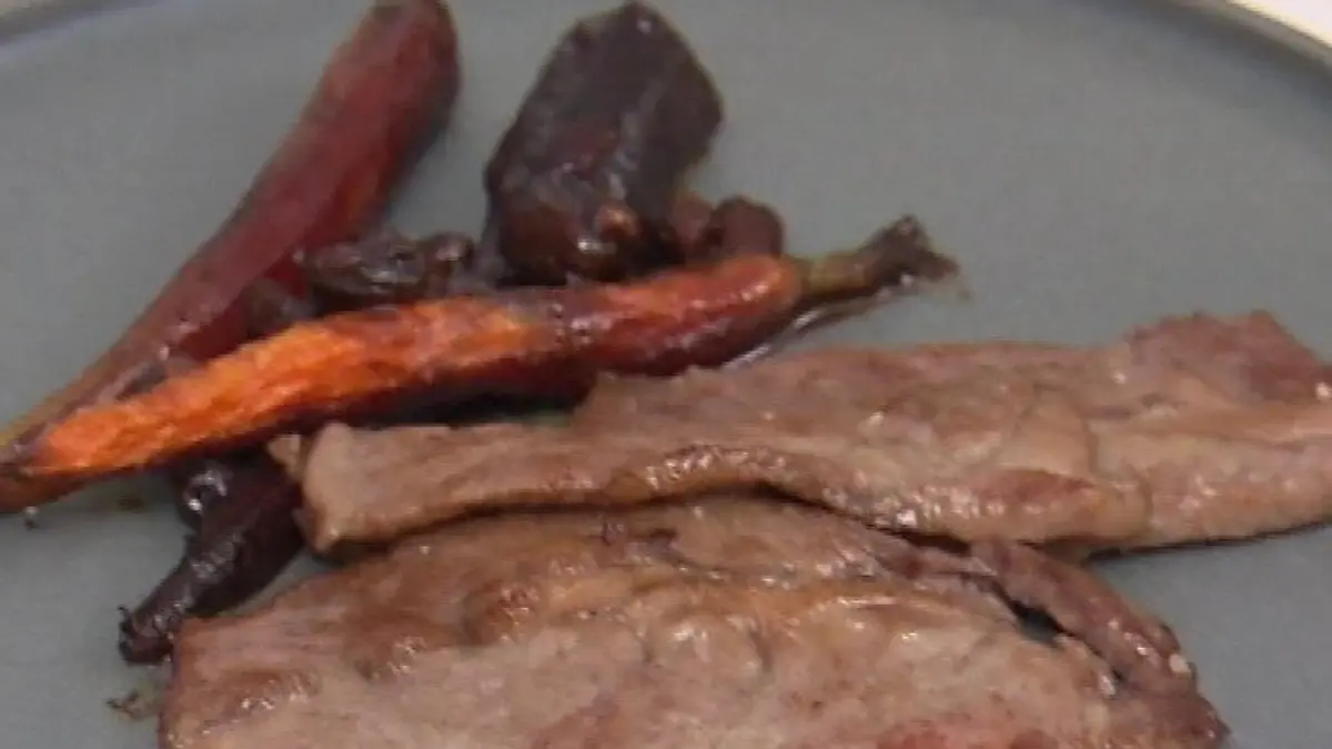 Hauptspeise: Wagyu mit Honig-Kreuzkümmel-Karotten und Balsamico-Kräuter-Jus