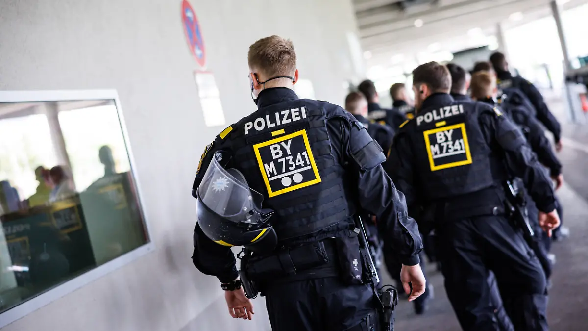 Fußball, UEFA Euro 2024, Uniformierte Polizisten vom Unterstützungskommando (USK) gehen am Fußball Stadion München (Bayern) vorüber.