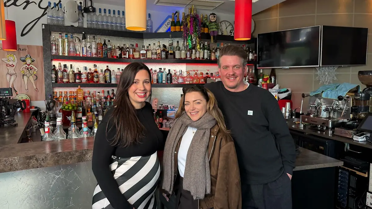 RTL-Reporterin Lena Janssen zusammen mit Anne Menden und Gustav Masurek. 