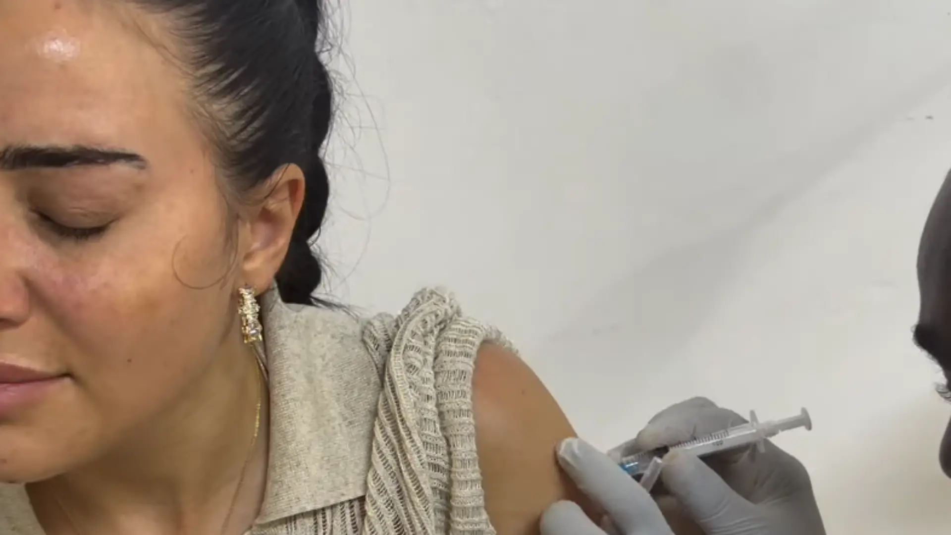 Reality-Star Leyla Heiter wird nach dem Affenbiss in einer Klinik auf Sansibar geimpft.