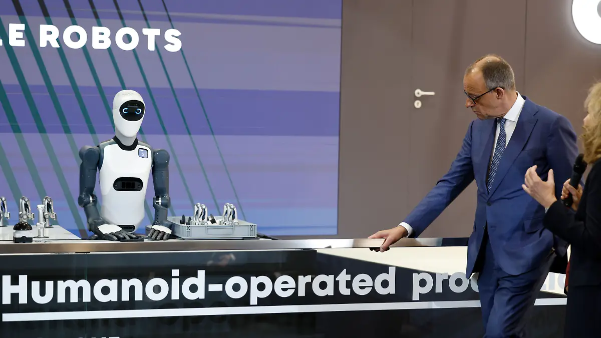 Bundeskanzler Friedrich Merz (CDU) steht beim Eröffnungsrundgang der Hannover Messe am Messestand von Agile Robots und betrachtet den humanoiden Roboter Agile One. Brasilien ist in diesem Jahr Partnerland der Hannover Messe.