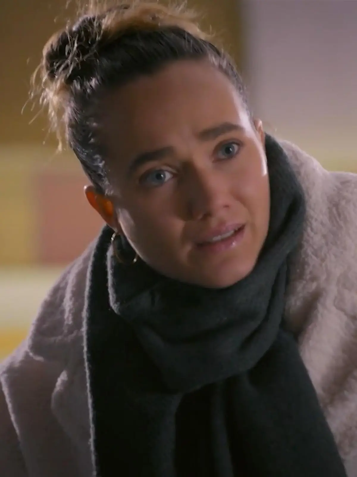 Bild zu: "Joana beschwört Valea, ihr böses Spiel zu beenden"