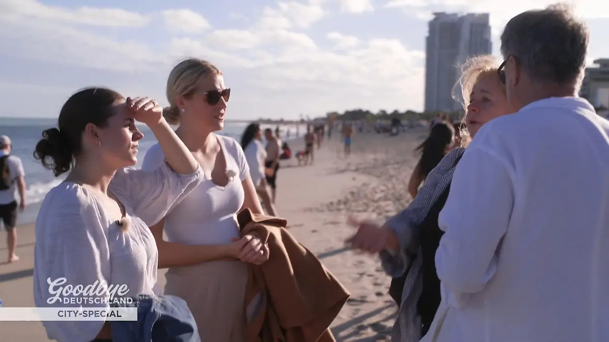 Die Familie diskutiert am Strand.