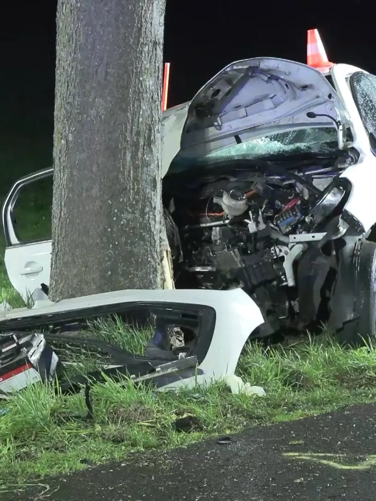 Bild zu: "Auto crasht frontal in Baum – 16-Jähriger stirbt"