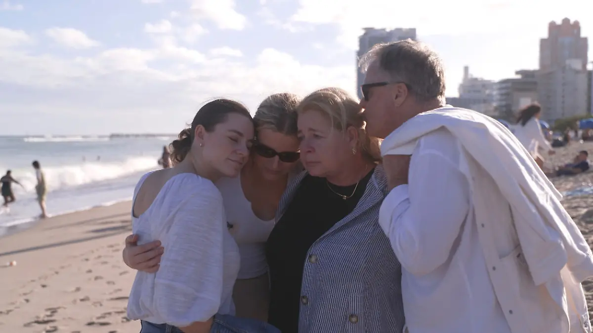 Die Familie liegt sich in den Armen, Irene weint.