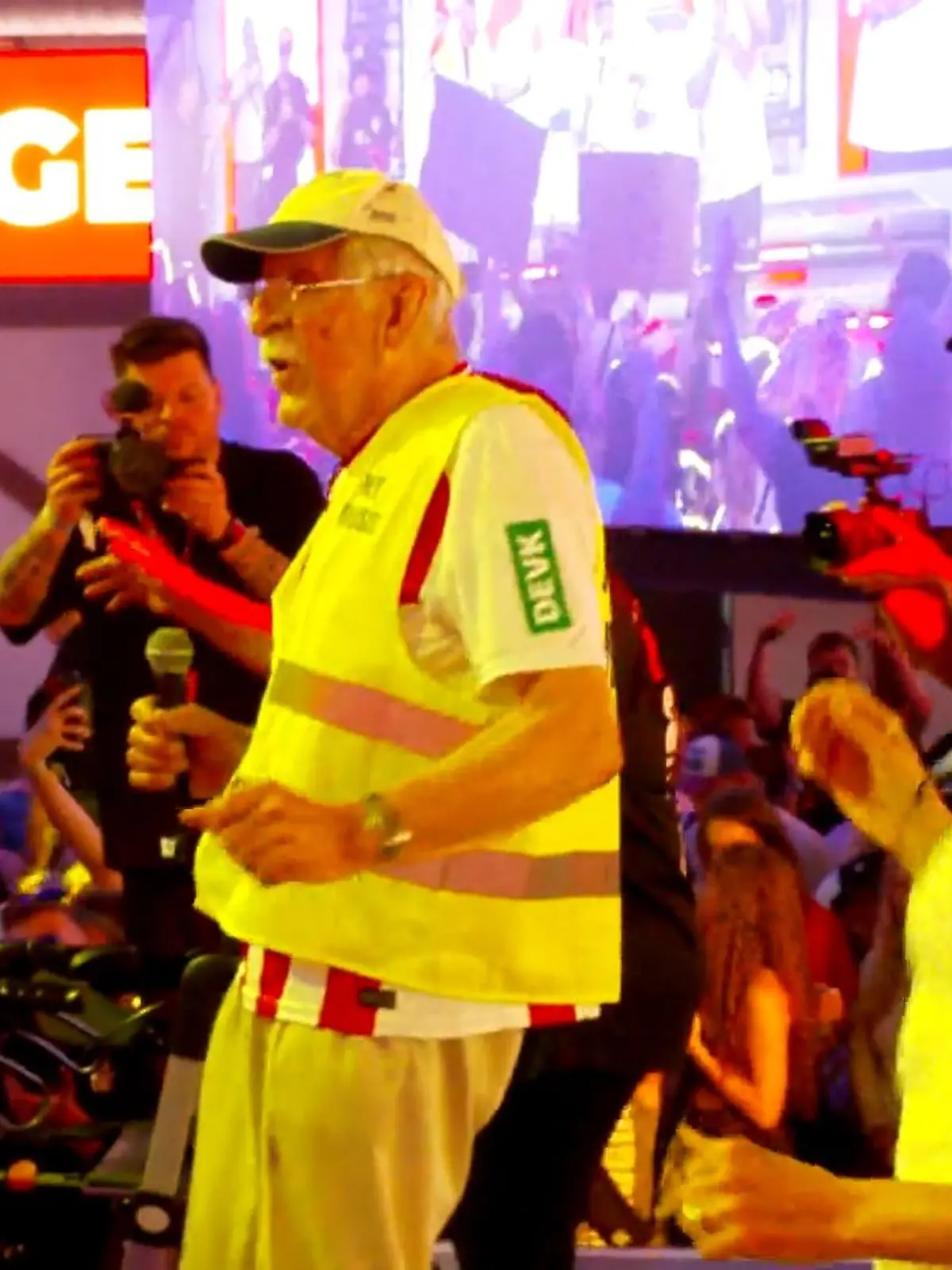 Bild zu: "TikTok-Star Opa Werner will den Ballermann erobern – mit über 80!"