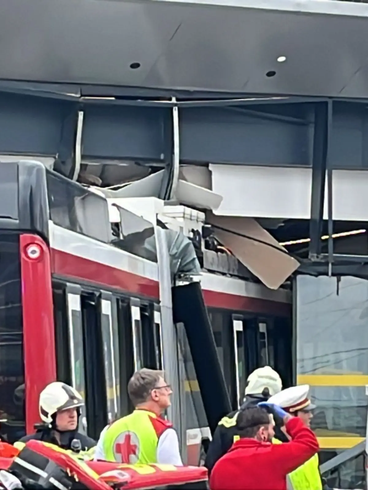 Im Salzburger Stadtteil Itzling ist ein Obus in einen Supermarkt gefahren. Laut ersten Informationen des Roten Kreuzes kam dabei eine Person ums Leben. 