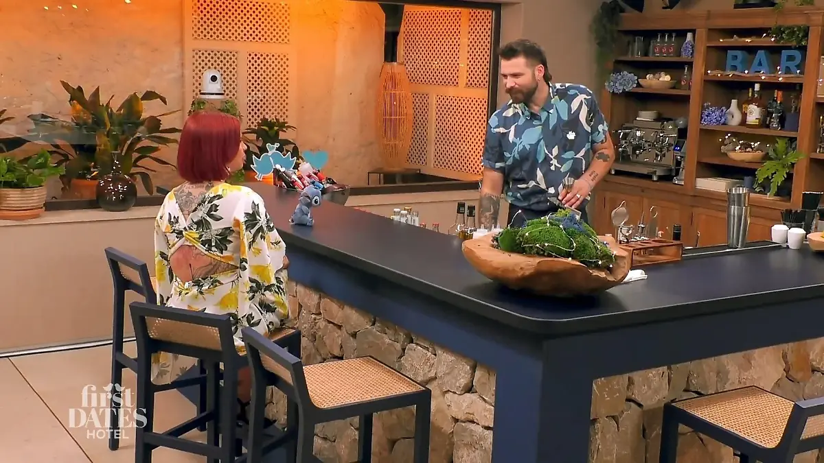 Denise an der Bar im Gespräch mit dem Barmann