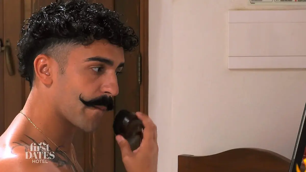 Yoel Oberkörperfrei bei der Pflege seines auffälligen Schnauzbarts.