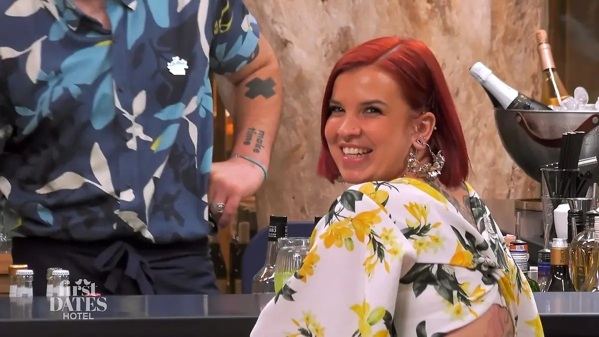 Denise grinst beim Blick über die Schulter.