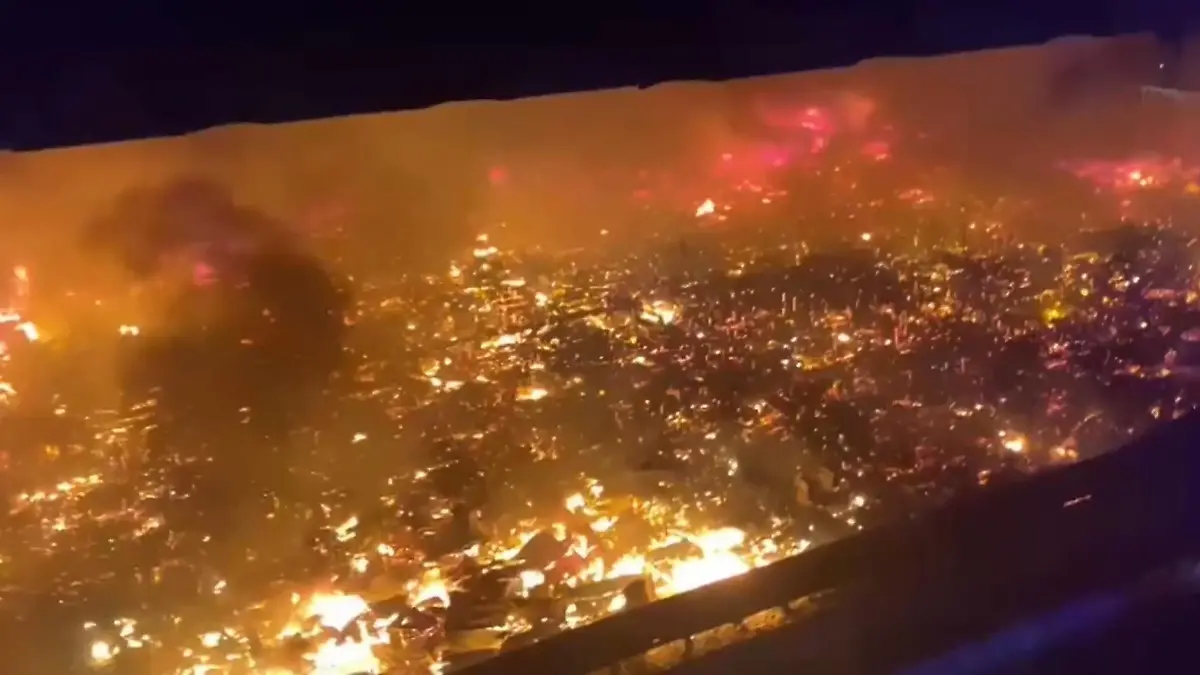 Urlaubsparadies nach Flammen-Hölle unbewohnbar! Tausende Menschen obdachlos Küstenort Borneo brennt