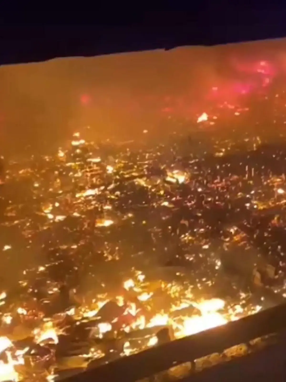 Bild zu: "Urlaubsparadies nach Flammen-Hölle unbewohnbar! Tausende Menschen obdachlos"