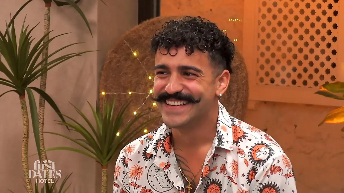 Joel im Portrait, grinsend.