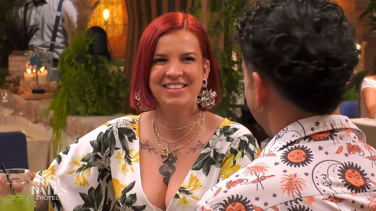 Denise und Yoel gegenüber, Denise lächelt.