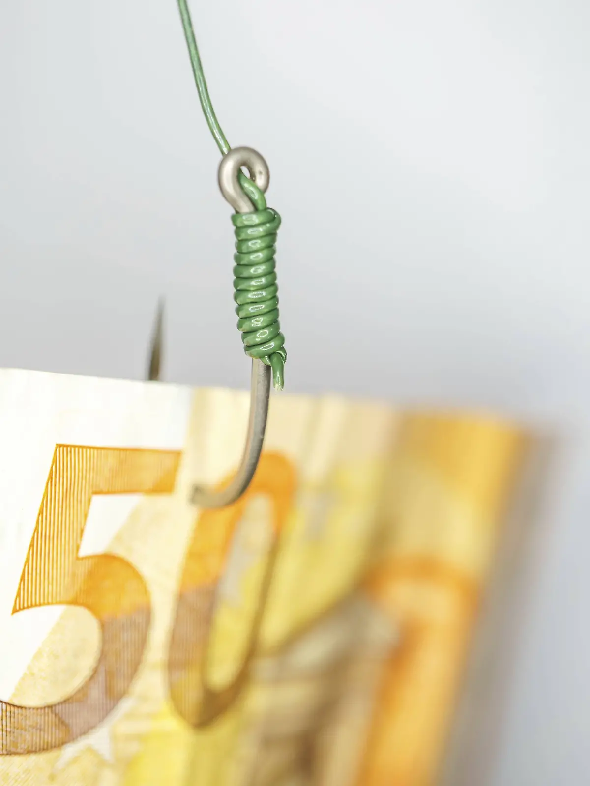 Euro Banknote an einem Angelhaken, der eine finanzielle Falle darstellt und Risiko, Versuchung und Verschuldung in der Wirtschaft symbolisiert Euro banknote on a fishing hook creating a financial trap, symbolizing risk, temptation, and debt in economy Copyright: imageBROKER/joseantona ibxjhh15475700.jpg Bitte beachten Sie die gesetzlichen Bestimmungen des deutschen Urheberrechtes hinsichtlich der Namensnennung des Fotografen im direkten Umfeld der Veröffentlichung