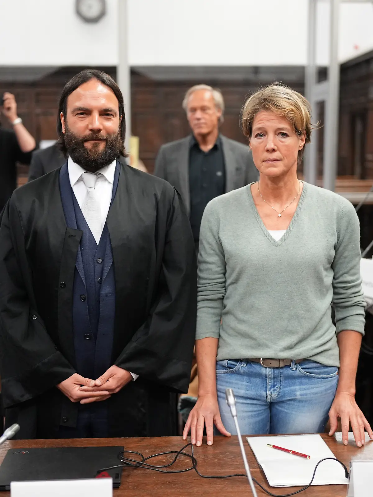 Christina Block (r), deutsche Gastronomin und Unternehmerin, und Anwalt Ingo Bott (l), Verteidiger von Block, sowie Gerhard Delling (hinten M), ehemaliger Fernsehmoderator und Sportjournalist, stehen im Gerichtssaal im Prozess wegen mutmaßlicher Kindesentführung im Landgericht Hamburg. In einer Nacht-und-Nebel-Aktion wurden in der Silvesternacht 2023/24 zwei Kinder der Gastronomie-Unternehmerin Block von Dänemark nach Deutschland gebracht. Wegen der mutmaßlichen Entführung findet am Landgericht Hamburg der Prozess statt, unter anderem gegen Block.