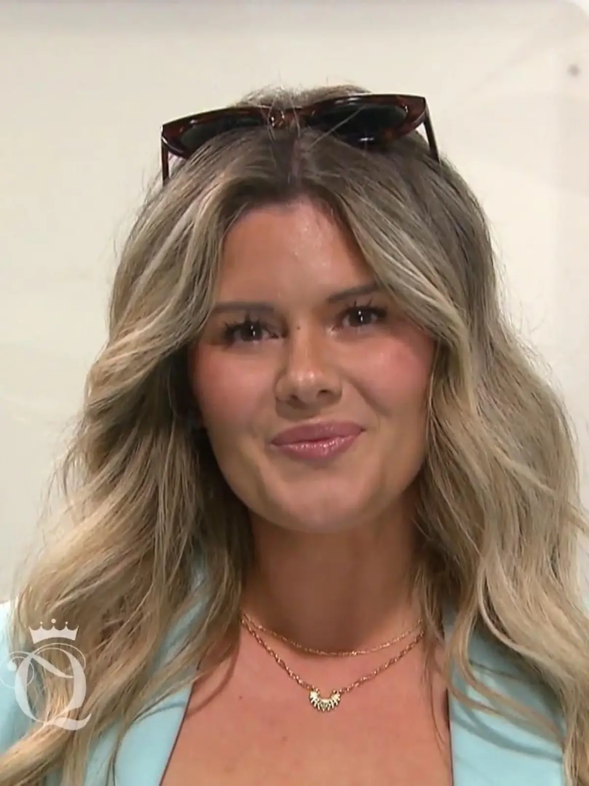 Shopping Queen: Bildmontage: Links junge Frau mit langen blonden Haaren, mintfarbenem Blazer und Sonnenbrille im Haar, rechts Guido Maria Kretschmer