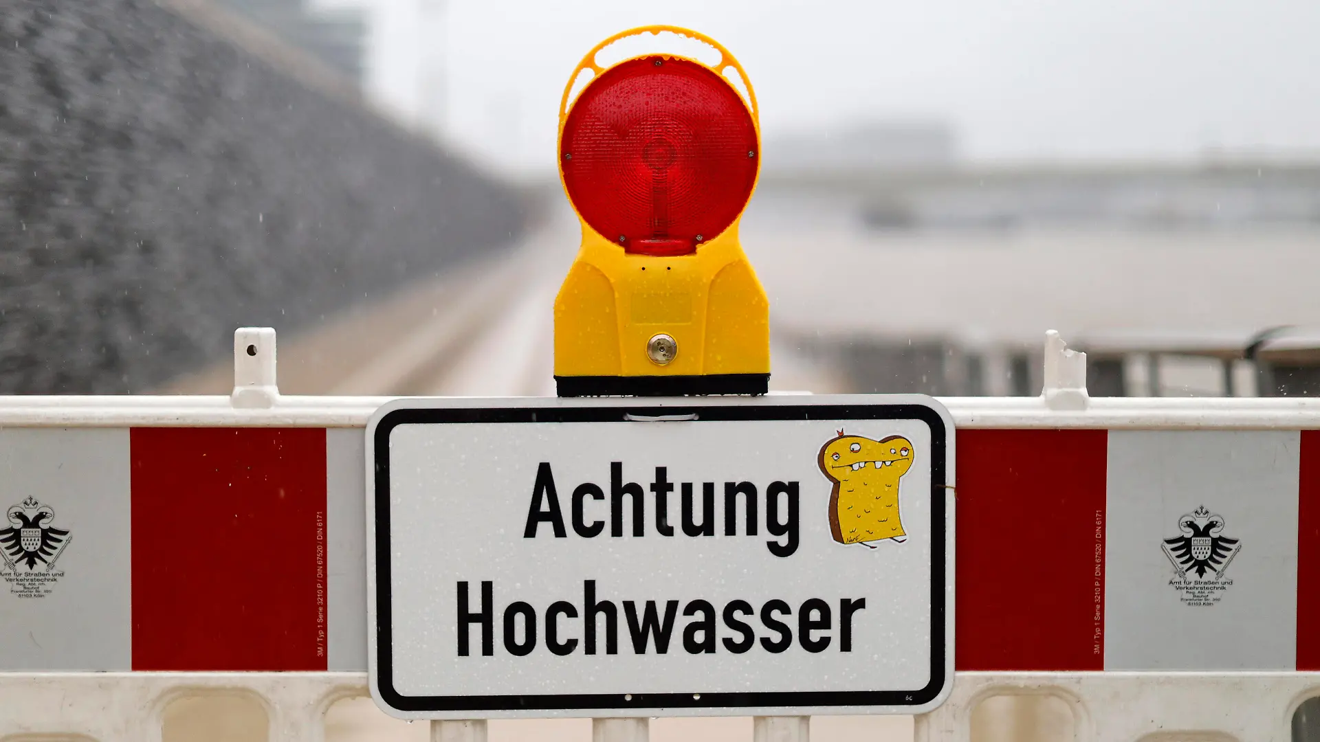 Anhaltende Regenfälle durch Tief Bernd haben in Köln und Umland zu Hochwasser, steigendem Rheinpegel und überfluteten Straßen, Kellern und Fahrbahnen geführt. Am Rheinboulevard überspülte das Wasser die Stufen. Feuerwehr und THW waren im Dauereinsatz. Der Deutsche Wetterdienst hatte zuvor vor extremen Dauerregen gewarnt. Köln 14.07.2021 *** Continuous rainfall caused by low Bernd led to high water in Cologne and the surrounding area, rising Rhine levels and flooded streets, cellars and roadways On the Rhine boulevard, the water overflowed the steps Fire brigade and THW were in constant use The German Weather Service had previously warned of extreme continuous rain Cologne 14 07 2021 Foto:xC.xHardtx/xFuturexImage