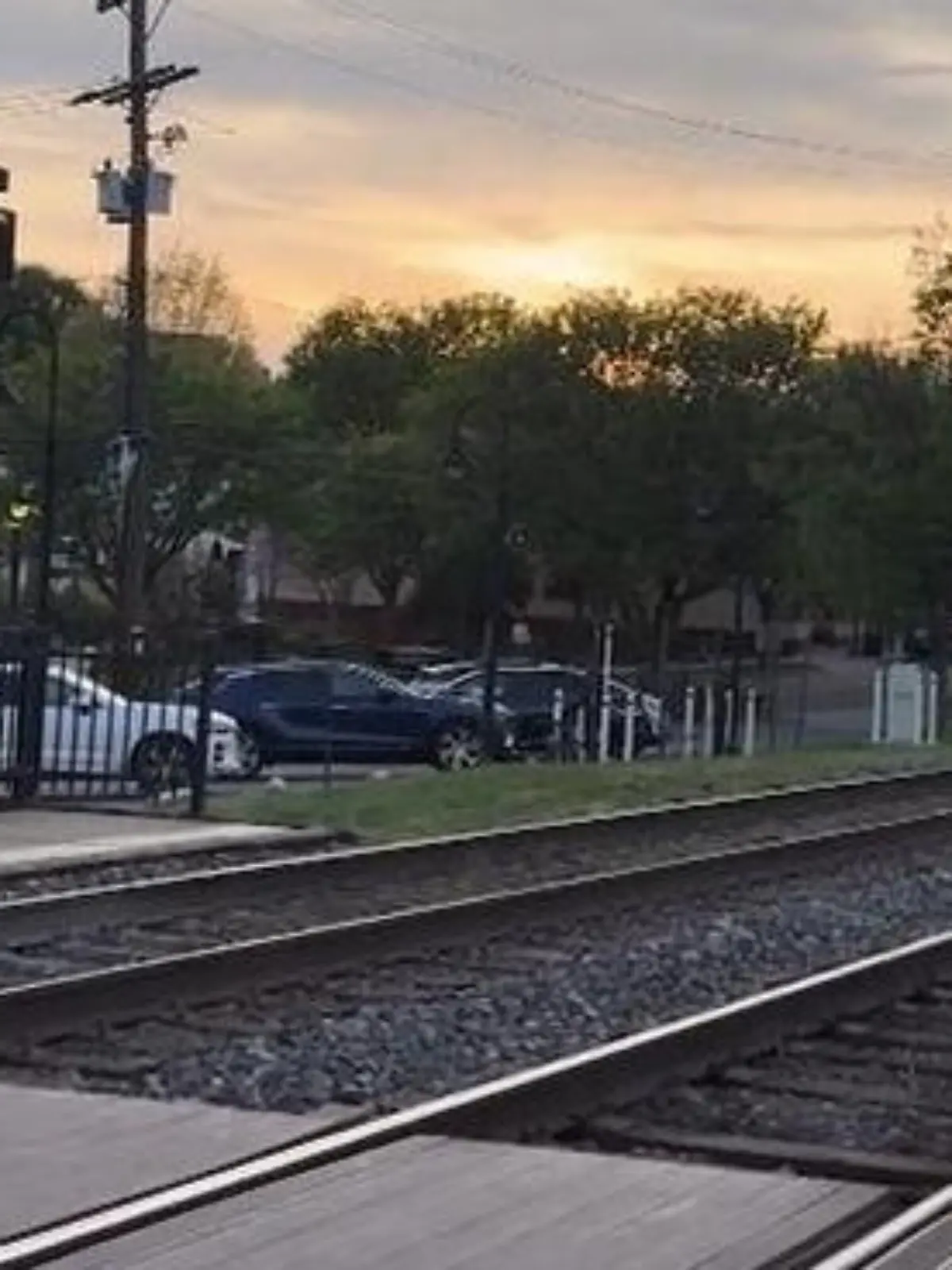 Bild zu: "Nur Sekunden entfernt! Radfahrer stürzt vor heranrasendem Zug – und macht erst DAS"