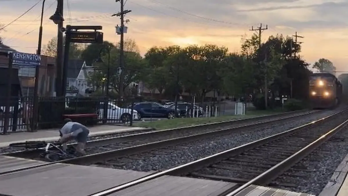 Nur Sekunden entfernt! Radfahrer stürzt vor heranrasendem Zug – und macht erst DAS Augenzeuge hat wichtigen Appell