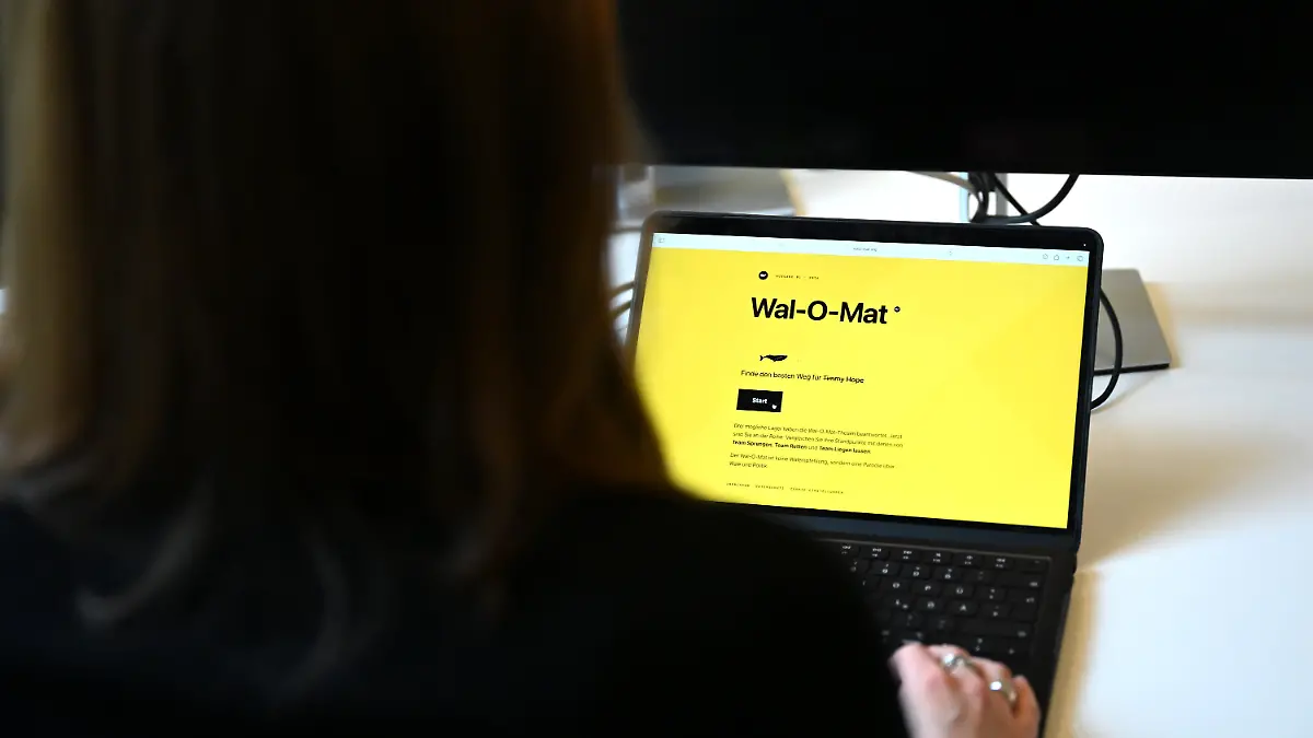 ILLUSTRATION - 20.04.2026, Hamburg: Eine Frau schaut auf einem Laptop auf die Parodie-Website "Wal-O-Mat", auf der man seine Position zum in der Ostsee gestrandeten Buckelwal testen kann (gestellte Szene). Foto: Leonie Asendorpf/dpa +++ dpa-Bildfunk +++